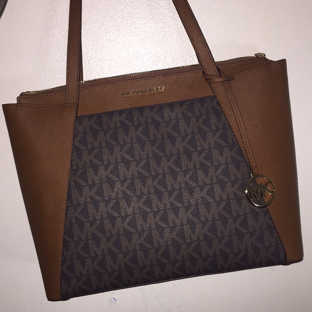 SOLD*******Michael Kors hang bag